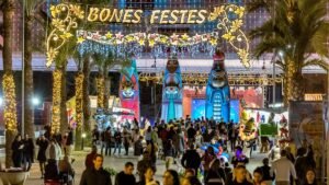 “Arranca la fiesta más luminosa: Benidorm abre su Plaza de la Navidad con un estallido de ilusión”