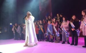 Plaza de la Navidad de Benidorm alrededor de las 19:00 fue la cantante Gisela.