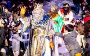 🔥 “¡BENIDORM SE LLENA DE MAGIA! Los Reyes Magos llegan al Palacio de Deportes por la lluvia 👑✨”
