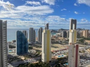 BENIDORM EN ALERTA: EL ALQUILER ANUAL DESAPARECE Y LA CIUDAD ALZA LA VOZ