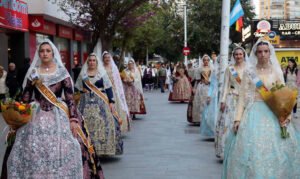 📰 BENIDORM SE VISTE DE COLOR: LAS CARROZAS TOMAN LAS CALLES EN EL DÍA GRANDE DE LAS FALLAS