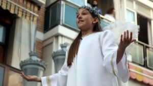 BENIDORM AMANECE CON HISTORIA: EL ACTO DE LA EMBAJADA LLENA DE EMOCIÓN Y TRADICIÓN LA PARROQUIA DE SAN JAIME Y SANTA ANA