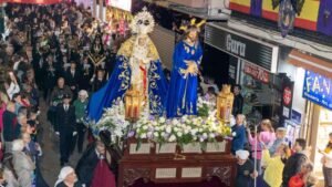 BENIDORM SE RINDE AL SILENCIO: LA PROCESIÓN GENERAL CONVIERTE SUS CALLES EN UN ALTAR DE FE Y EMOCIÓN